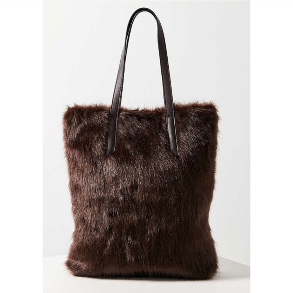 NWT UO Jumbo Faux Fur Tote Bag - Picture 2 of 5